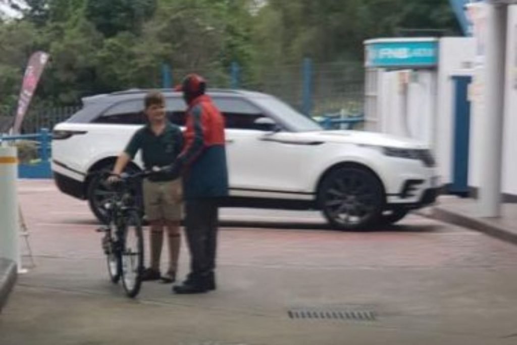 menino compra bicicleta para frentista