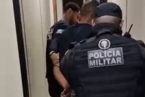 Homem é preso após tentar matar mulher a mordidas em Magé (RJ)
