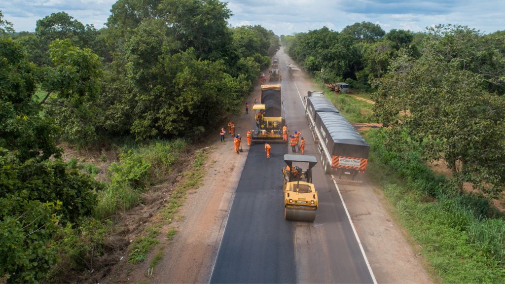 Interdição feita pela Ecovias Araguaia durante obras de duplicação. BR-153
