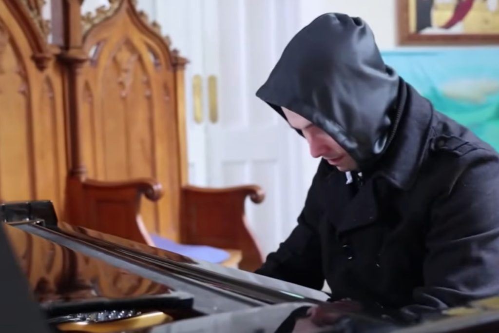 Rhys Wynne-Jones tocando em igreja