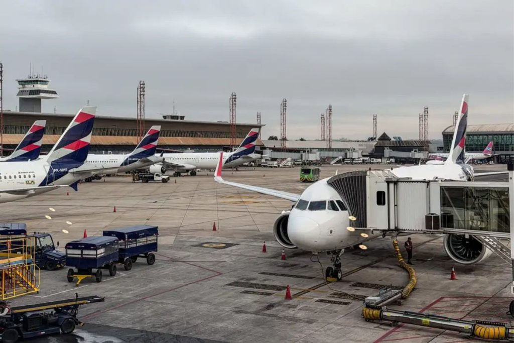Regras da Anac permitem força física contra passageiros indisciplinados e antecipar fim de viagem