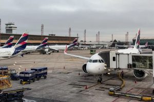 Regras da Anac permitem força física contra passageiros indisciplinados e antecipar fim de viagem
