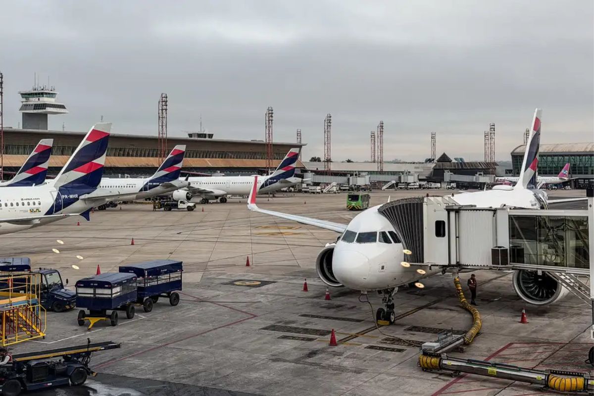 Regras da Anac permitem força física contra passageiros indisciplinados e antecipar fim de viagem