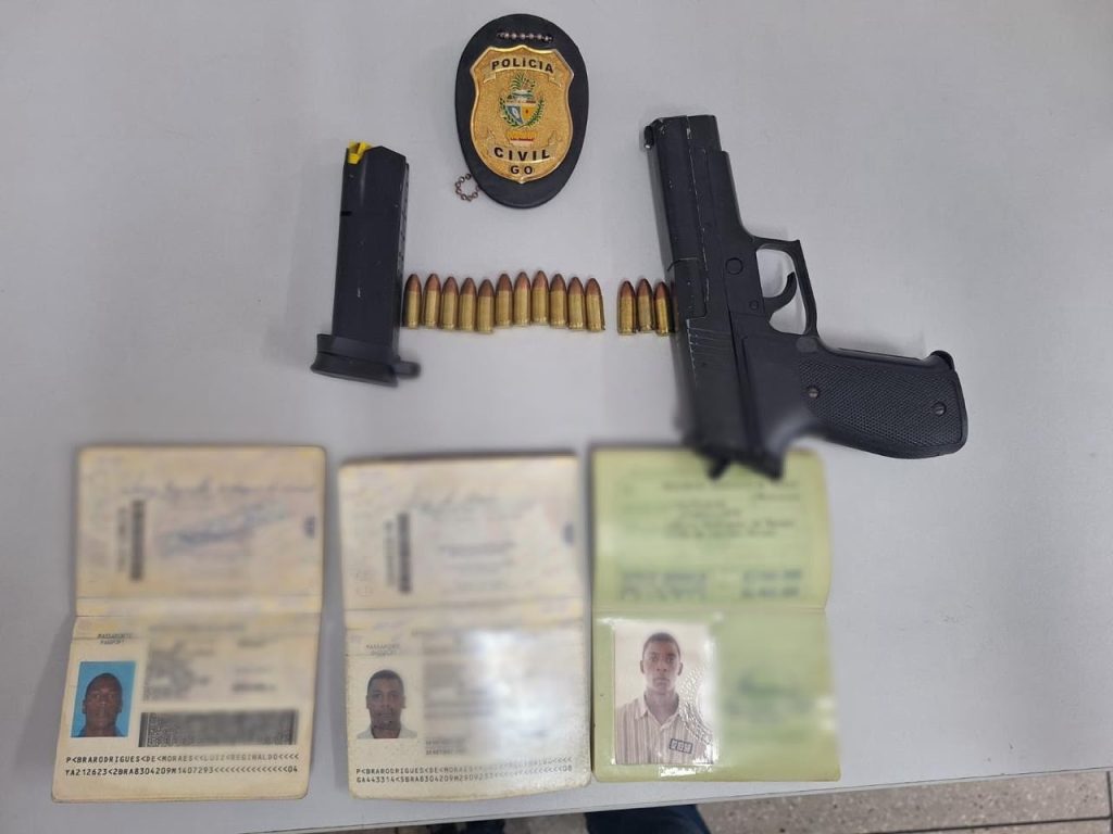 Pistola, munição e documentos apreendidos pela Polícia Civil. (Foto: Divulgação/Polícia Civil)