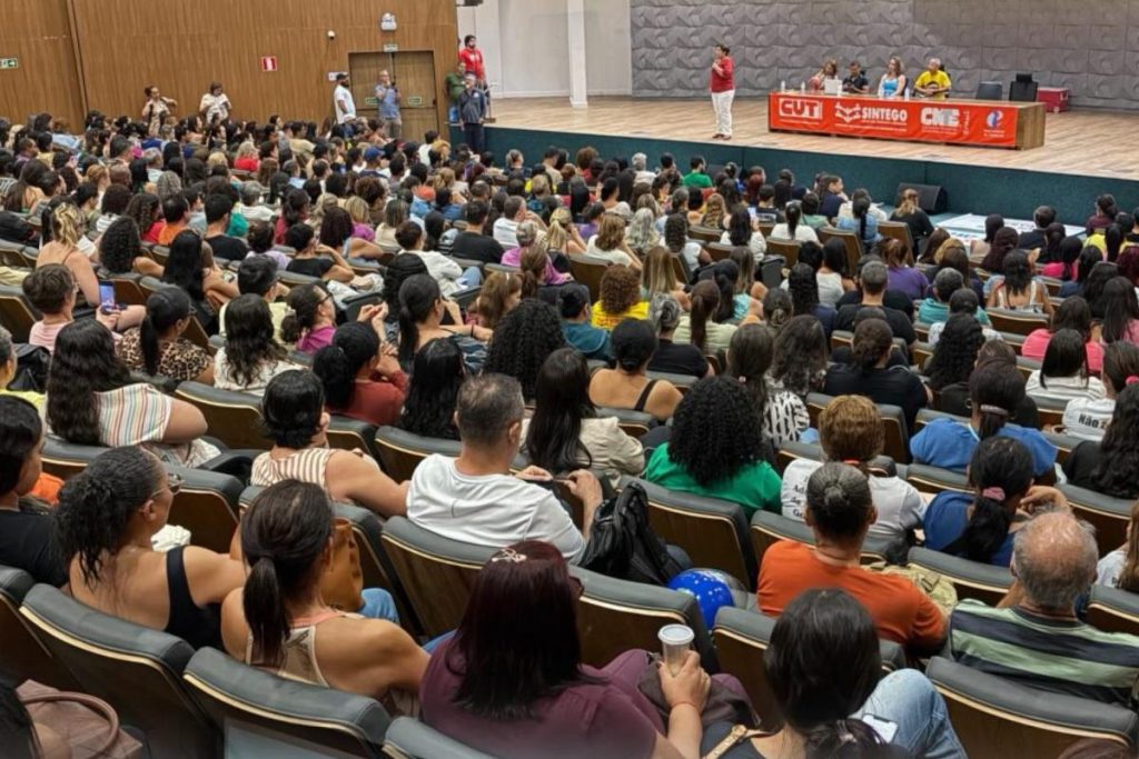 fim da greve dos administrativos da educação de Goiânia