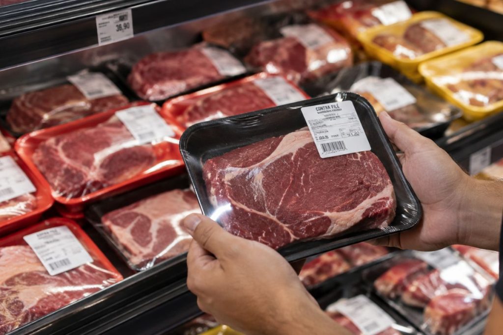 cores das bandejas de carne no supermercado