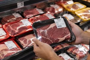 cores das bandejas de carne no supermercado