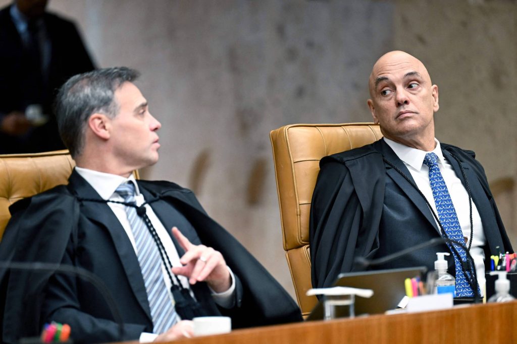 Fachin suspende sessão no STF com ministros rachados e sem decidir sobre análise de casos Moraes e Mendonça