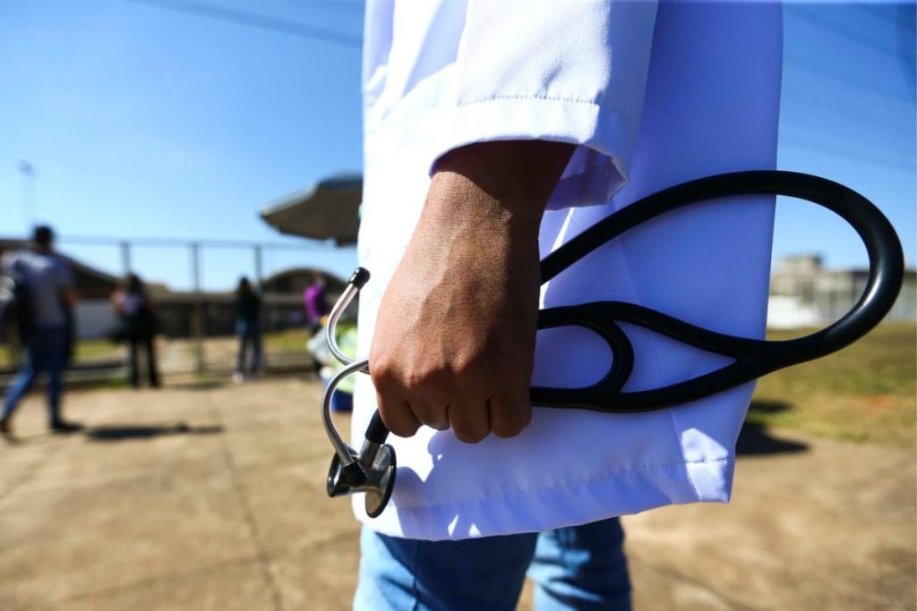 Quase metade dos médicos de UTIs brasileiras tem risco de burnout, diz estudo
