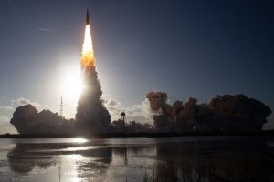 China faz apelo aos EUA contra guerra no espaço, e Rússia diz que órbita deve ser livre de armas
