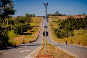 Radar de velocidade média calcula o tempo gasto pelo veículo entre dois pontos para identificar a velocidade mantida ao longo do trecho. (Imagem: Reprodução/Prefeitura de Anápolis/Paulo de Tarso)
