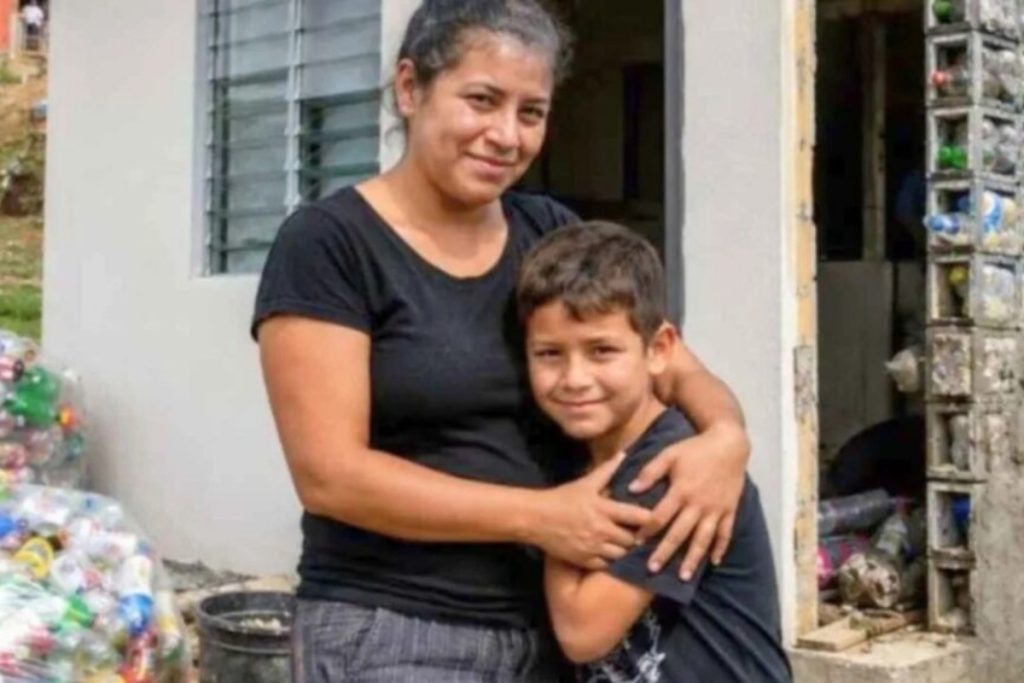 Cindy Mora Abarca e seu filho