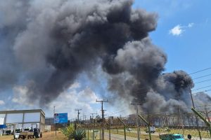 Incêndio de grandes proporções atinge empresa no Daia e provoca enorme coluna de fumaça