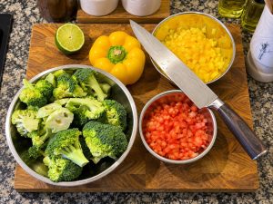 como cortar brócolis pimentão e tomate