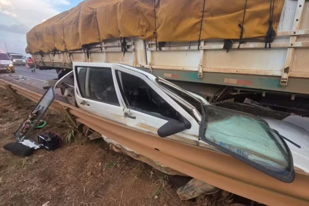 Carro fica esprimido em acidente com caminhão