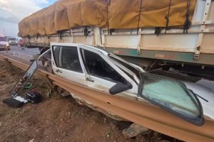 Carro fica esprimido em acidente com caminhão