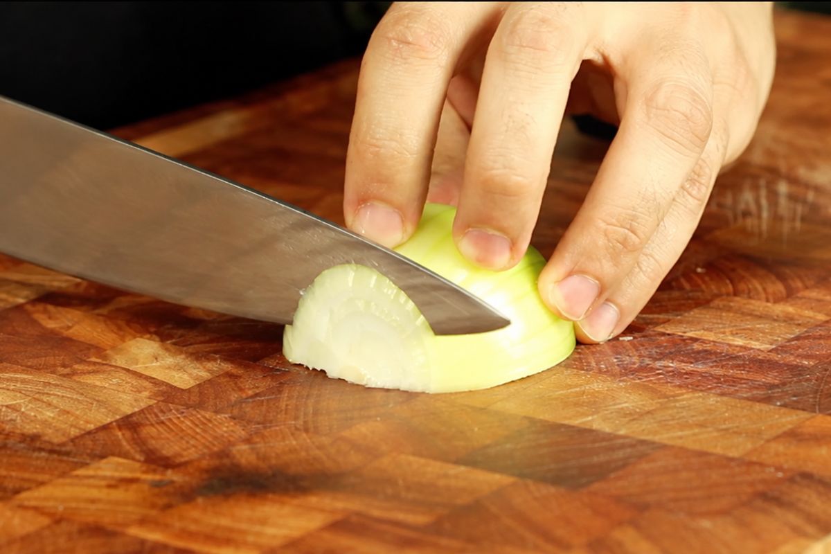 Colocar um fio de azeite na faca para cortar cebola: para que serve e por que é recomendado