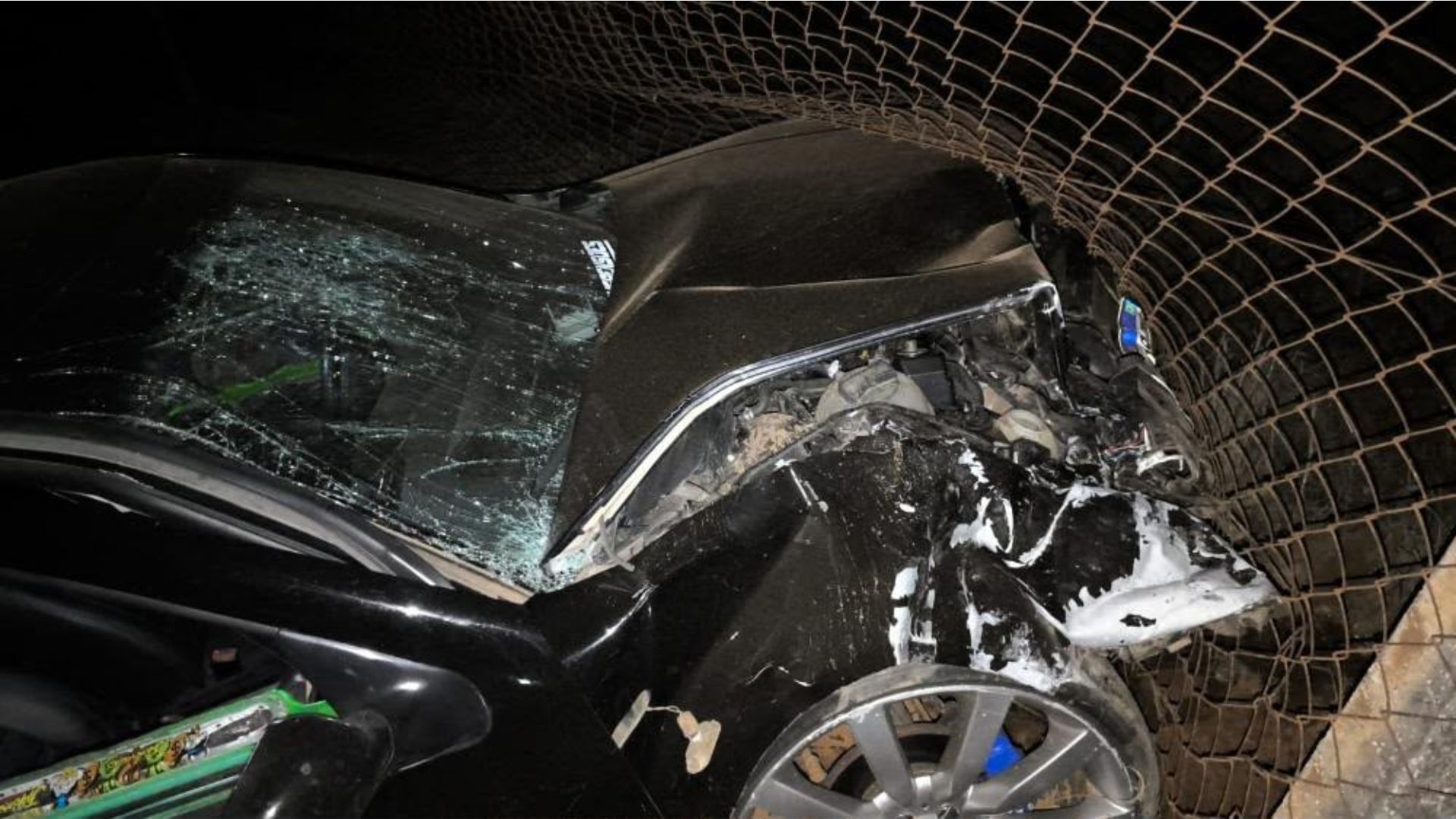 Carro teve colisão lateral com outro veículo e atingiu uma cerca na GO-330. 