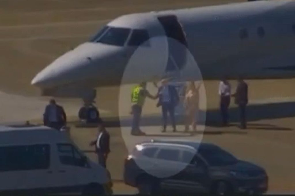 Vídeo registra Alexandre de Moraes saindo de avião de Vorcaro