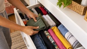 guardar roupas no guarda-roupa