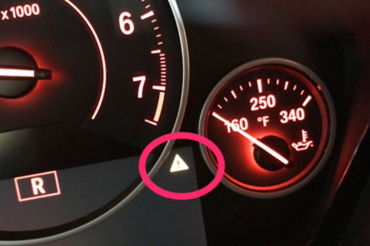 Luz no painel do carro em formato de triângulo com ponto de exclamação