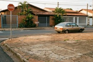 Motorista para o carro poucos metros antes da esquina