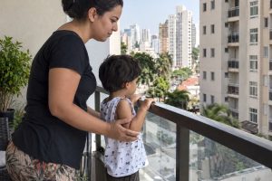 cuidado com crianças na varanda