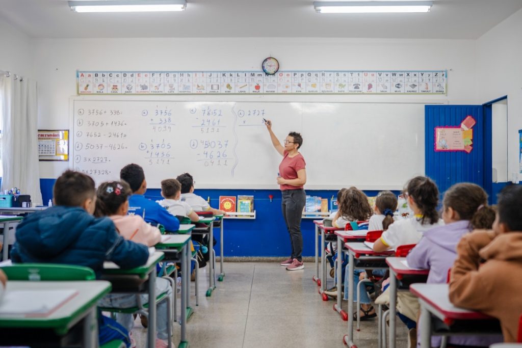 Prefeitura de Anápolis convoca aprovados em concurso para professor e auxiliar de educação; confira lista de candidatos