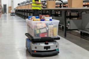 Rede de supermercado inova e passa a contar com robôs para atender e entregar as compras de clientes