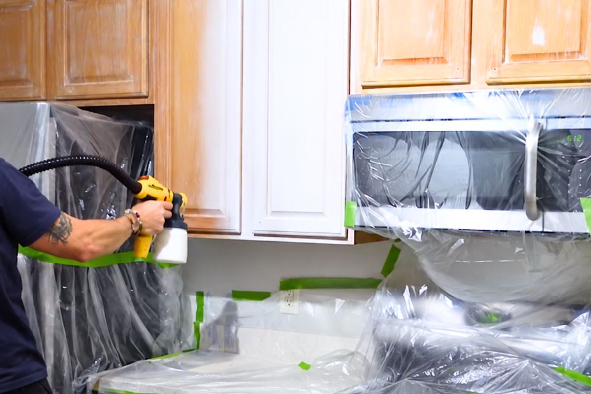 Armário sendo pintado