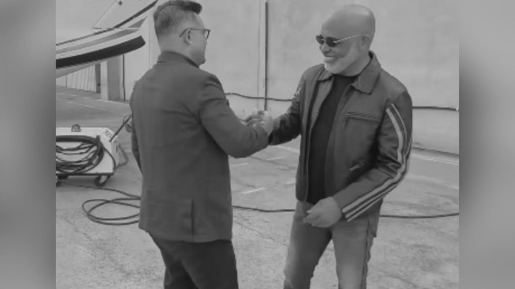 Cantor Rick ao lado do empresário Bruno Avelar antes de decolarem em helicóptero.