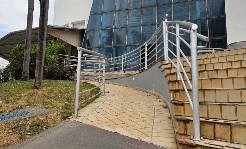 Rampa de acesso à Bodytech Marista