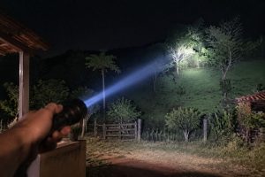 Para que serve uma lanterna a laser e qual a diferença para as comuns