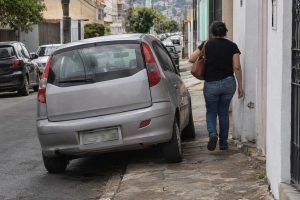 carro interferindo passagem