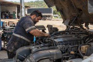 Caminhoneiro parcela truck usado de R$ 230 mil em 60 vezes para ganhar a vida e, no terceiro mês, motor funde na estrada e deixa prejuízo de R$ 28 mil