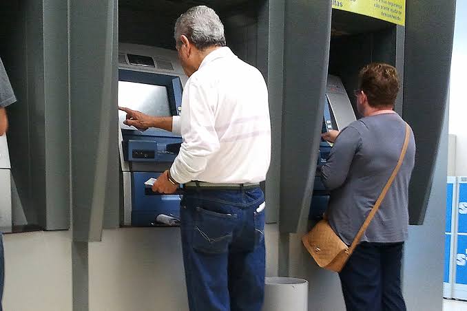 dinheiro descontado banco idosos