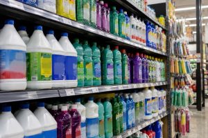 Prateleira de supermercado com produtos de limpeza semelhantes aos itens fiscalizados pela Anvisa.