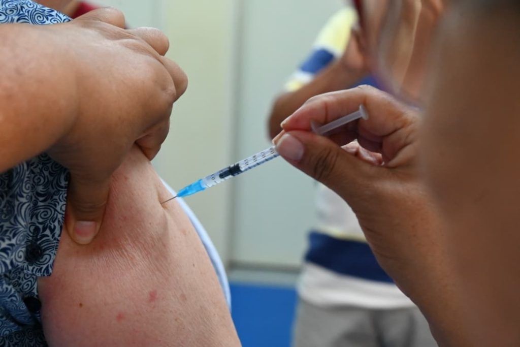 Goiânia inicia vacinação da Pneumo 20 para idosos com 85 anos ou mais