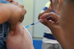 Goiânia inicia vacinação da Pneumo 20 para idosos com 85 anos ou mais