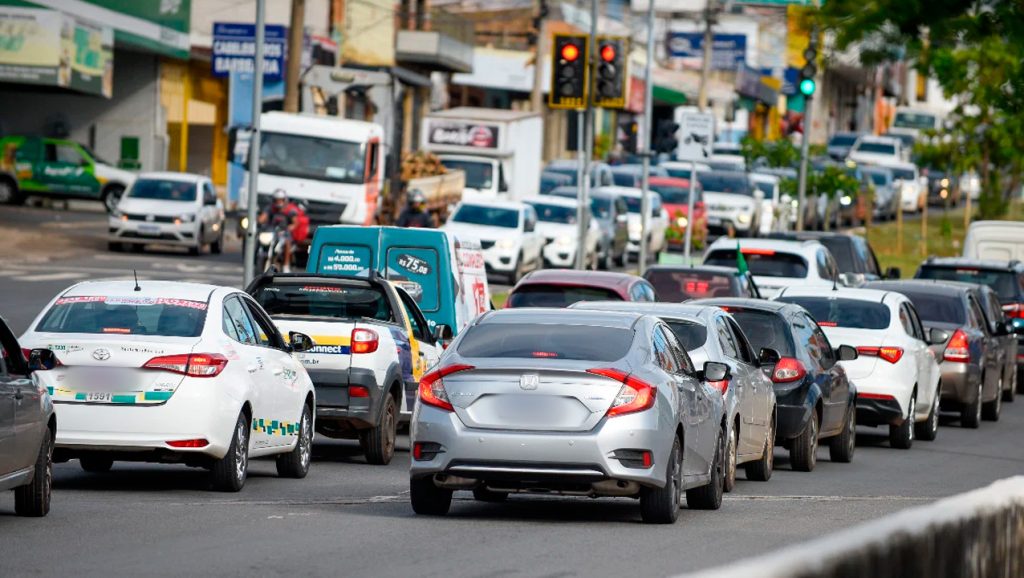 Movimento de carros em meio ao trâsito de Goiânia