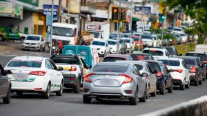 Movimento de carros em meio ao trâsito de Goiânia