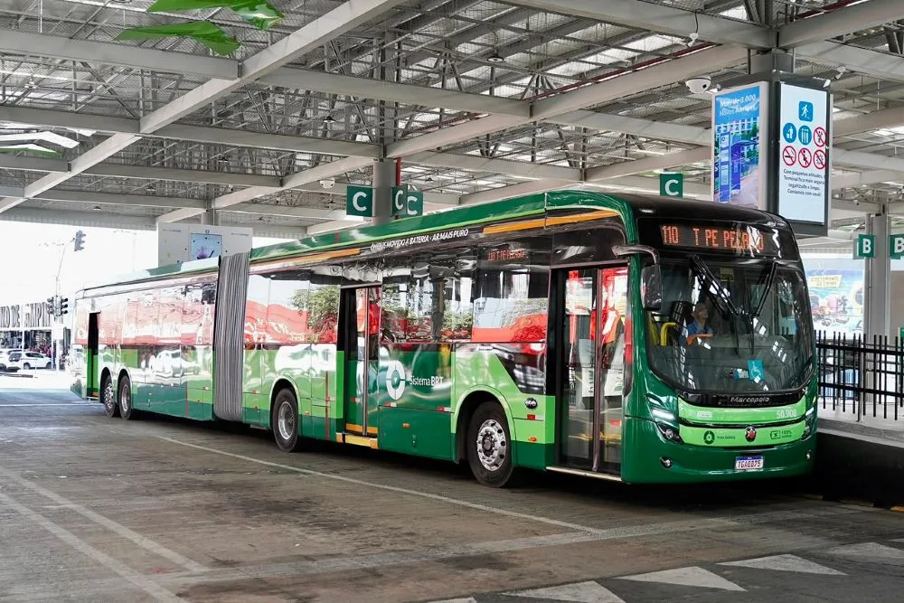 Moradores deixam carro e escolhem ônibus em terminal de Goiânia