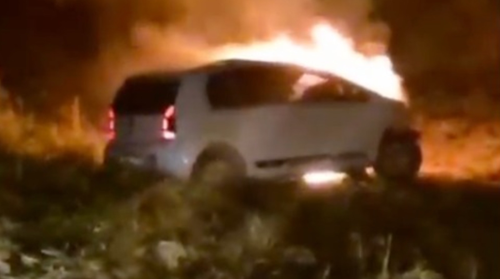 Carro pega fogo e fica destruído após bater na traseira de caminhão e sair da pista na BR-414, entre Anápolis e Corumbá de Goiás