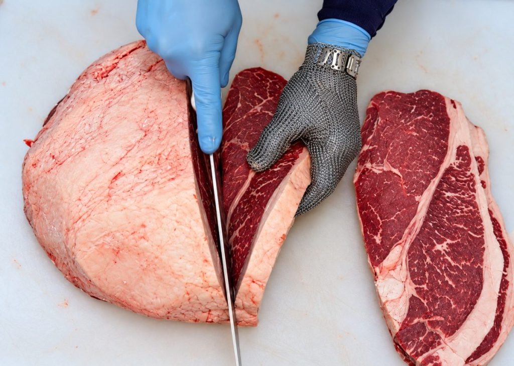 Carne descansando após o corte para ser servida