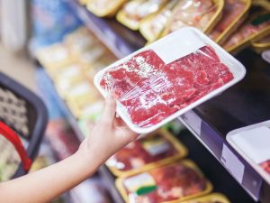 cor da carne exposta na bandeja do supermercado