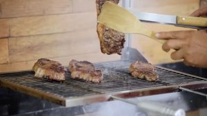 Especialista orienta não ficar virando muito a caren do churrasco antes de dourar