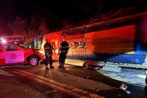 Ônibus de turismo tomba no Espírito Santo e deixa três mortos e 44 feridos