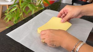 papel-manteiga no queijo