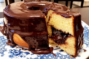 bolo de chocolate com recheio de baunilha
