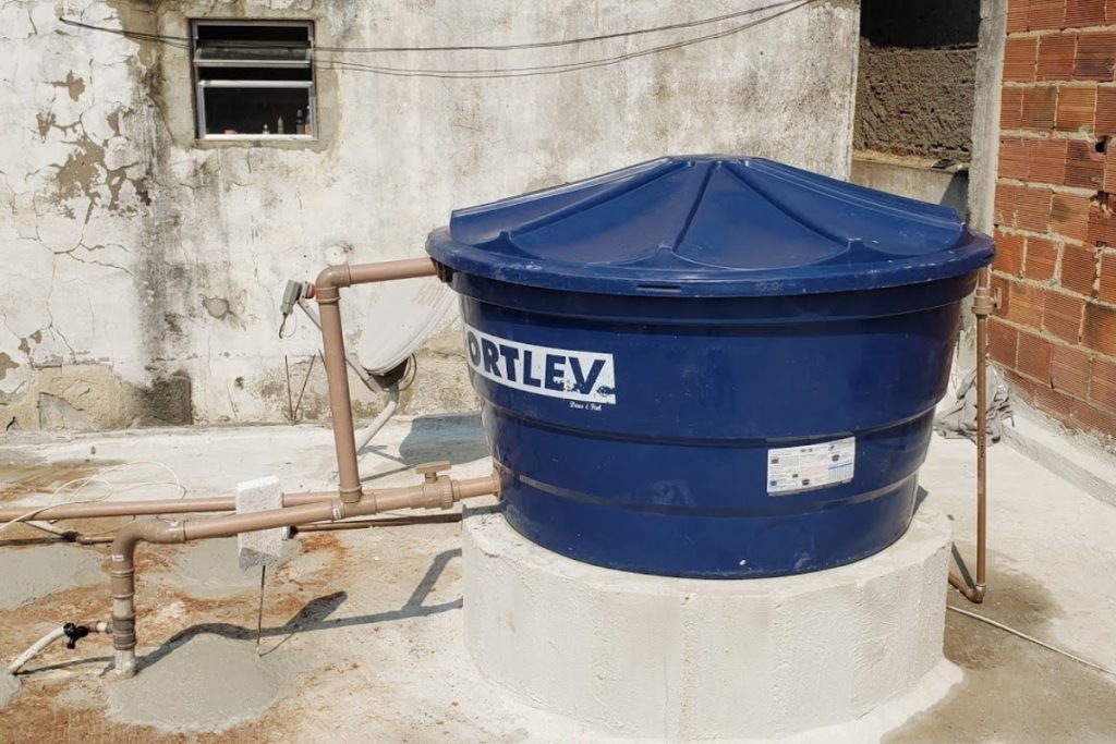 Homem compra caixa-d’água maior para não ficar mais sem água e na hora de instalar acaba descobrindo quantos litros são necessários para atender uma família de quatro pessoas